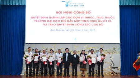 Công bố quyết định thành lập các đơn vị thuộc, trực thuộc trường và trao quyết định công tác cán bộ